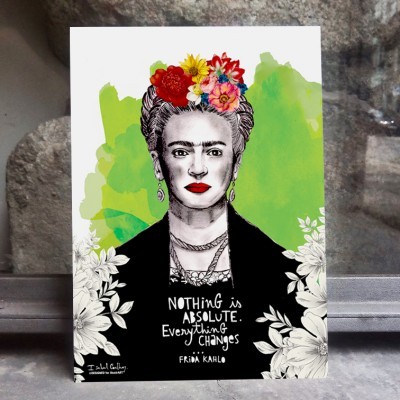 Quadro com ilustração de Frida Kahlo, flores coloridas, lábios vermelhos e texto inspirador.