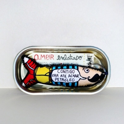 Lata metálica com figura de tecido e texto em português