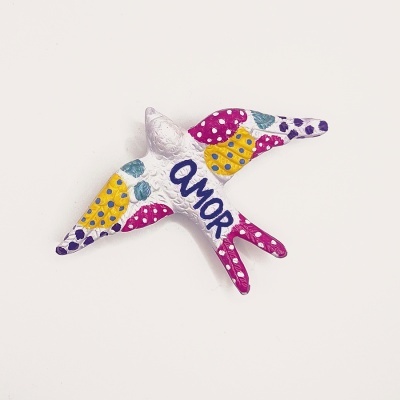 Pássaro decorativo em cerâmica colorida com palavra 'AMOR'