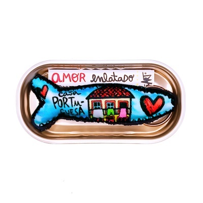 Lata metálica com peixe azul decorado e texto 'a MOR enlatado'.