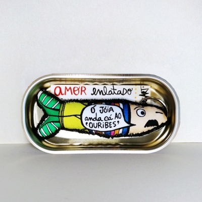 lata de sardinha decorada com desenho colorido e texto em português