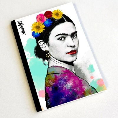 Caderno com capa ilustrada de retrato feminino com flores no cabelo