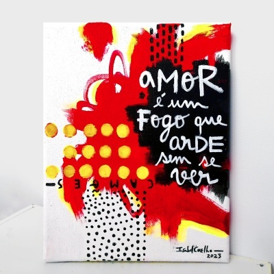 Tela abstrata com escrita 'AMOR é um fogo que ARDE sem se ver' em várias cores