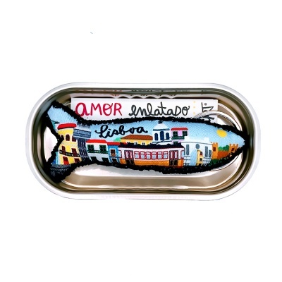 Peixe de tecido colorido dentro de lata de metal com etiqueta AMOR enlatao Lisboa