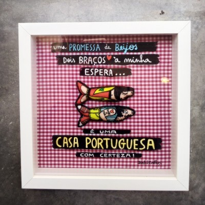 Quadro decorativo com texto e figuras de sardinhas coloridas sobre fundo xadrez vermelho e branco.