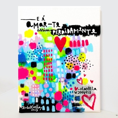 Quadro colorido abstrato em tela com corações vermelhos e texto em português