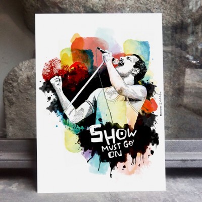 Ilustração de cantor com microfone e texto SHOW MUST GO ON em fundo colorido