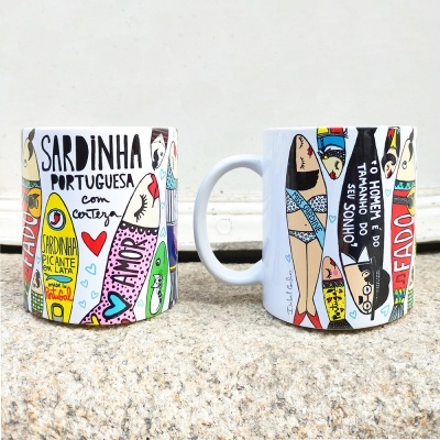 Duas canecas coloridas com ilustrações e texto sobre sardinhas portuguesas