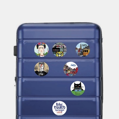 Mala rígida azul escuro com autocolantes coloridos redondos