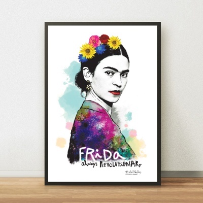Poster emoldurado com ilustração colorida de Frida Kahlo com flores na cabeça e texto inspirado