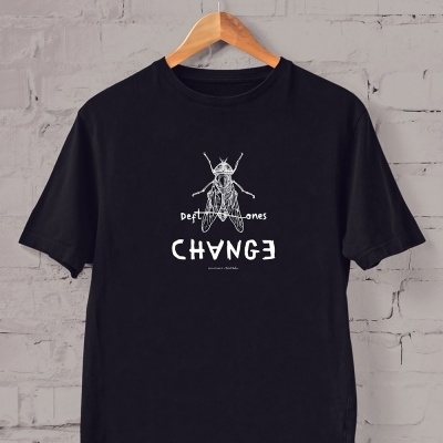 T-shirt preta com estampa branca de mosca e texto Deftones CHANGE