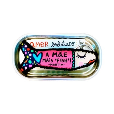 Lata metálica com peixe decorativo colorido e texto em português