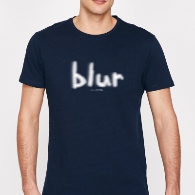 Camisola azul escura de homem com texto branco 