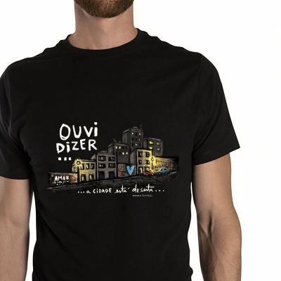 T-shirt preta com desenho de prédios e texto em branco