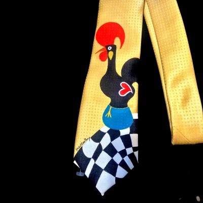 Gravata amarela com desenho colorido de galo e padrão xadrez