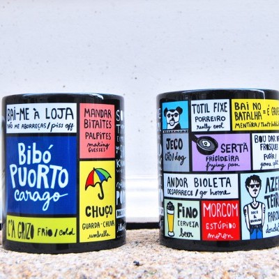 Duas canecas cerâmicas coloridas com frases e desenhos em português