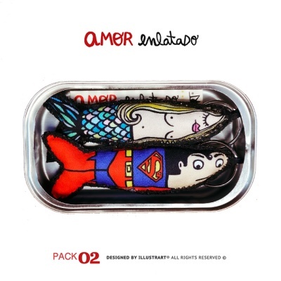 Duas chaves decoradas dentro de uma lata metálica com a frase AMOR enlatado ao fundo