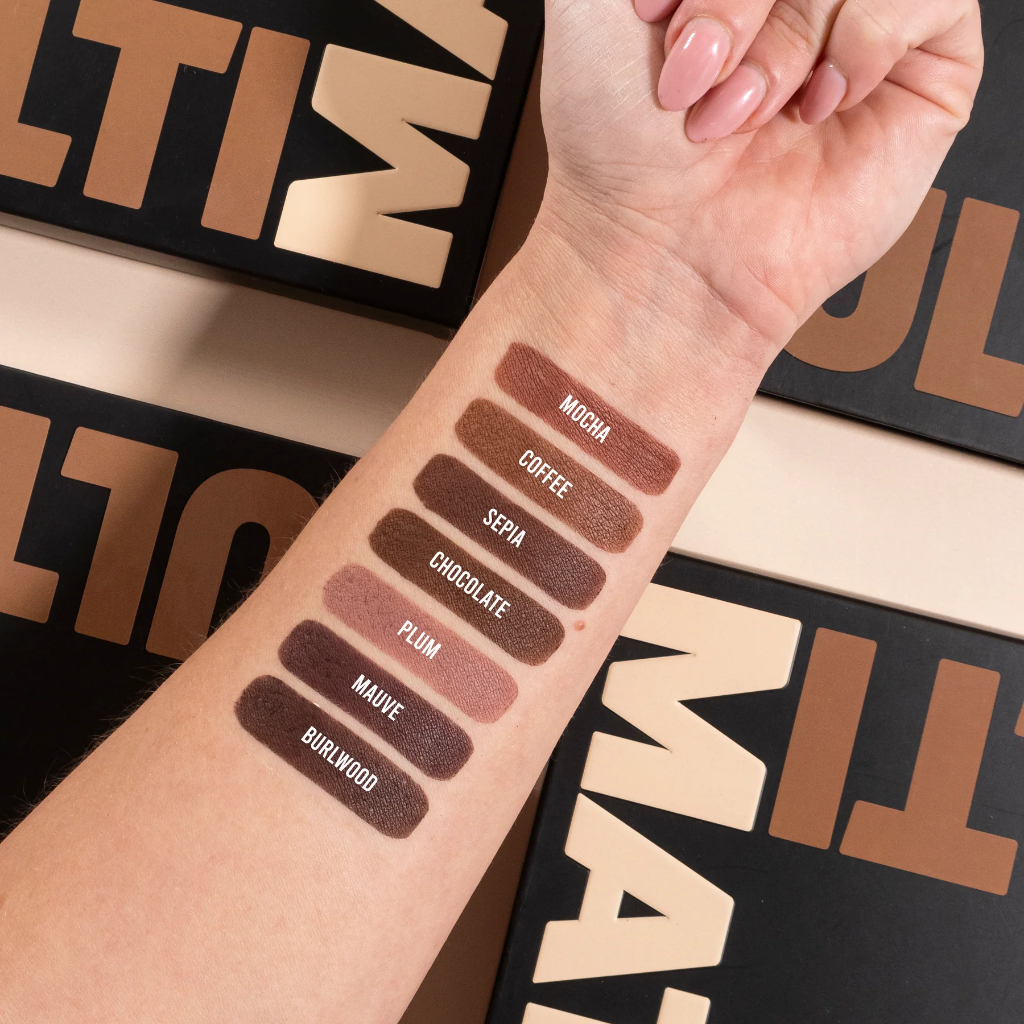Paleta de Sombras Ultimattes BPerfect Swatches de maquilhagem em tons castanhos e neutros na pele com rótulos das cores
