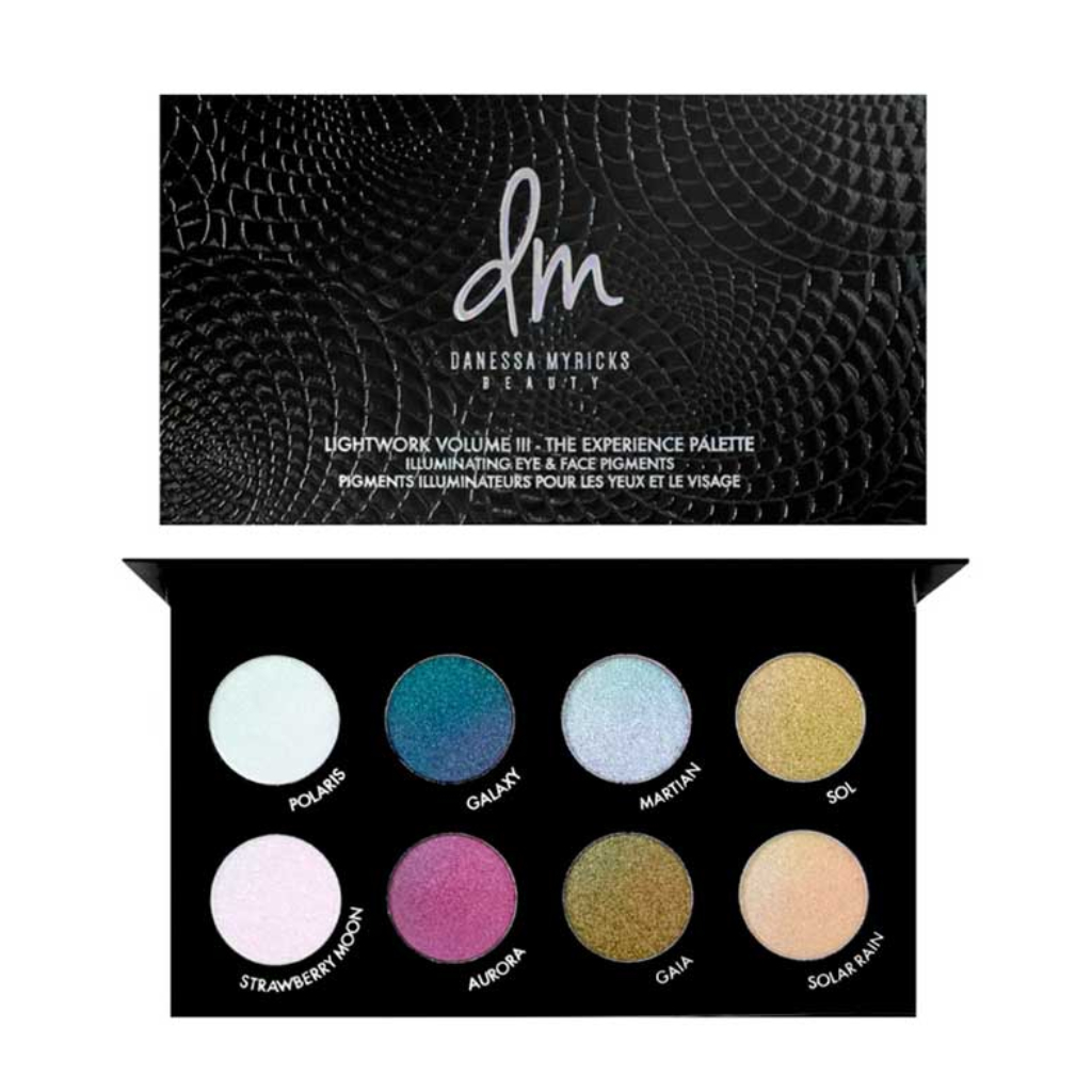 Lightwork III Experience Palette Danessa Myricks Beauty Paleta de maquilhagem iluminadora Danessa Myricks com oito cores coloridas e embalagem preta texturizada.