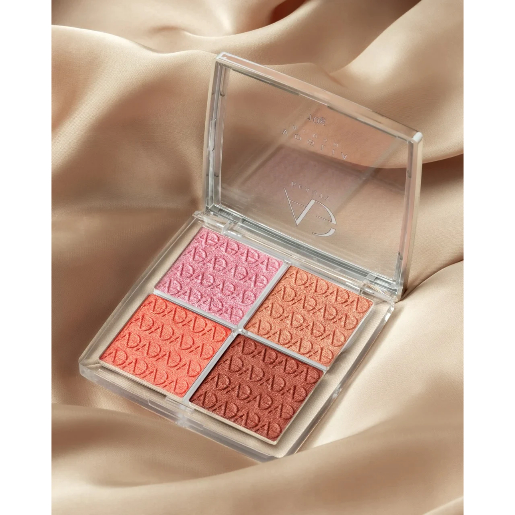 Blush Voglia Alyce Gontijo Paleta de maquilhagem com quatro tons coloridos em estojo transparente sobre tecido bege