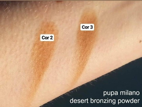 Desert Bronzing Powder Pupa Milano Duas amostras de pó bronzeador em pele com etiquetas Cor 2 e Cor 3, texto pupa milano desert bronzing powder