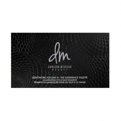 Lightwork III Experience Palette Danessa Myricks Beauty Paleta de maquilhagem preta com textura de pele de crocodilo e texto branco Danessa Myricks Beauty