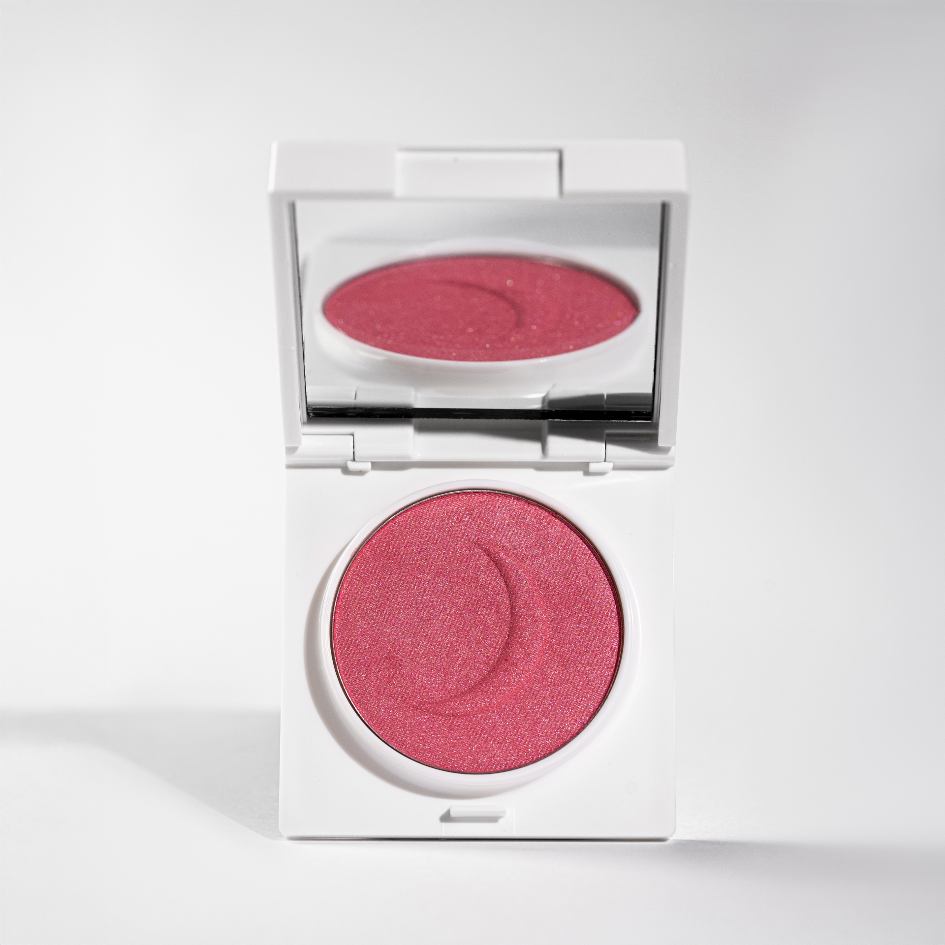 Blush Compacto Lara Beauty Estojo branco com blush rosa brilhante e espelho.