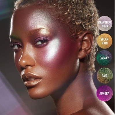 Lightwork III Experience Palette Danessa Myricks Beauty Rosto de mulher com maquiagem cintilante e círculos coloridos com textos ao lado