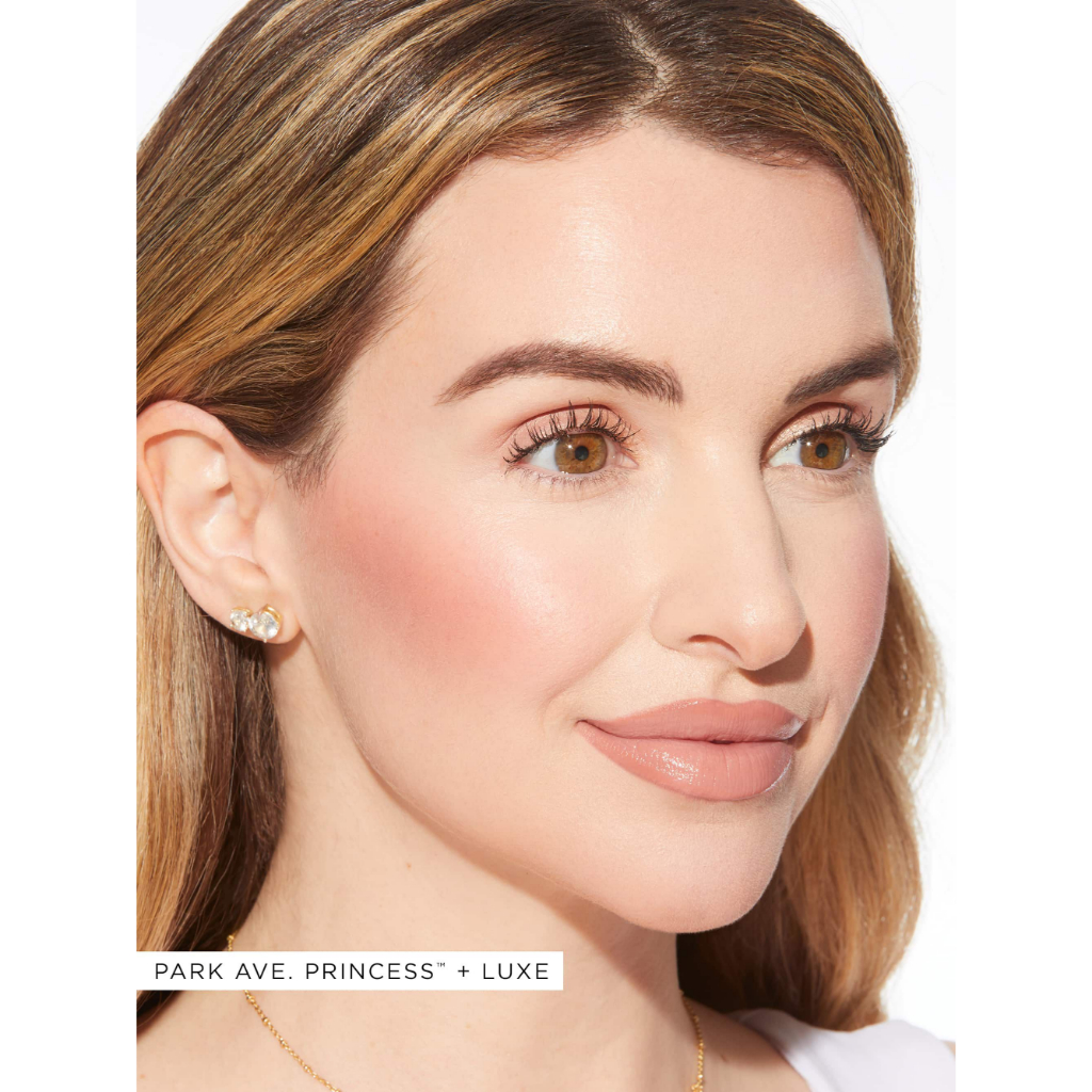 Paleta de Blush Precious Gems Amazonian Clay Cheek Tarte Mulher com brincos pequenos dourados com pérola e maquilhagem natural