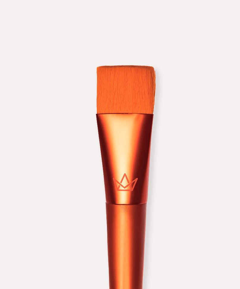 Pincel Triangular Para Base 105 - Mari Maria Makeup Pincel de maquilhagem laranja com cabo metálico de cor cobre e símbolo de coroa