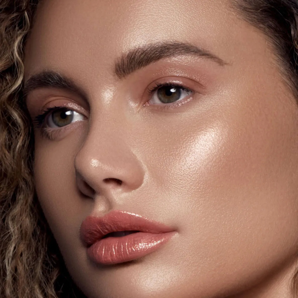 Dew Wet Balm Danessa Myricks Beauty Rosto de mulher com maquilhagem suave e pele luminosa