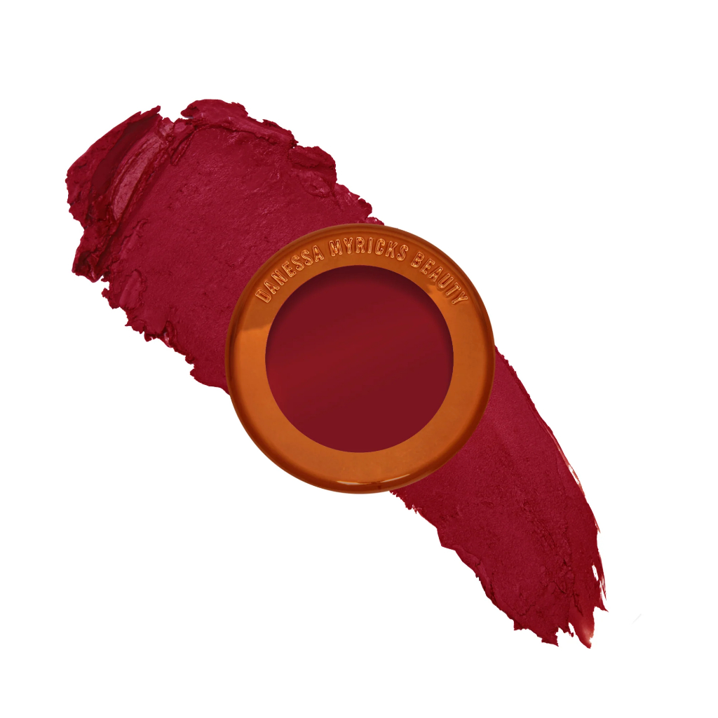 Blurring Balm Powder Flushed Danessa Myricks Beauty Batom vermelho profundo com embalagem bronze e nome da marca