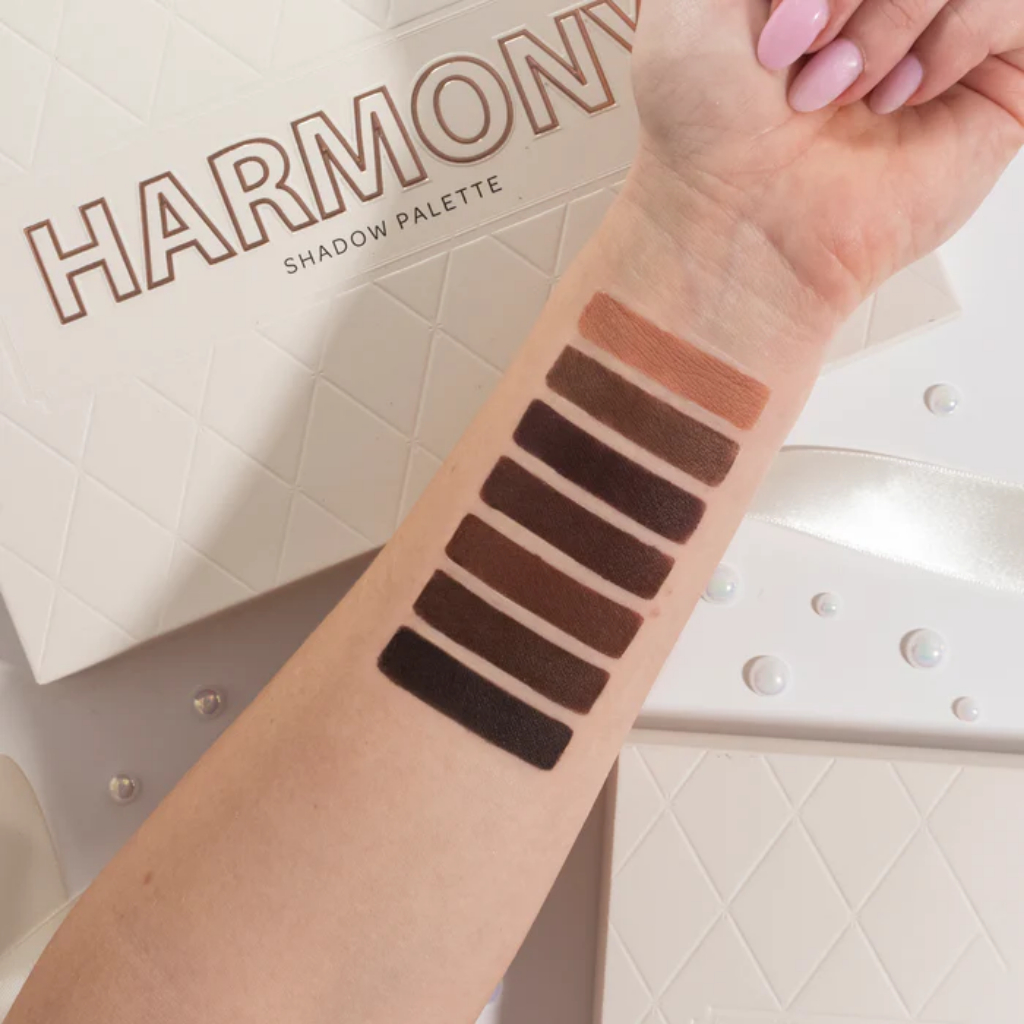 Paleta de Sombras Harmony BPerfect Paleta de sombras HARMONY e amostras de sete cores aplicadas no braço.