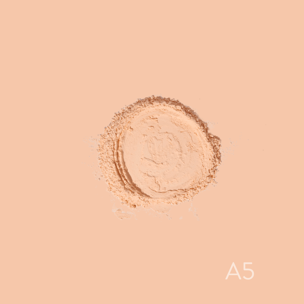 Pó Solto Facial Angel Powder by Pri Lessa - Catharine Hill Pó compacto bege claro com textura fina sobre fundo da mesma cor com texto A5