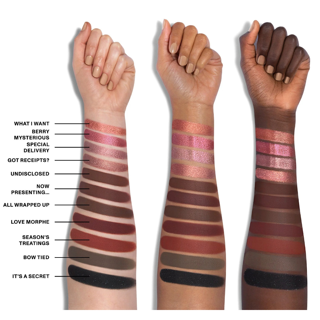 Paleta de Sombras 35te Tease The Season Artistry Palette Morphe Tres braços com amostras de sombra para olhos em várias cores e nomes ao lado.