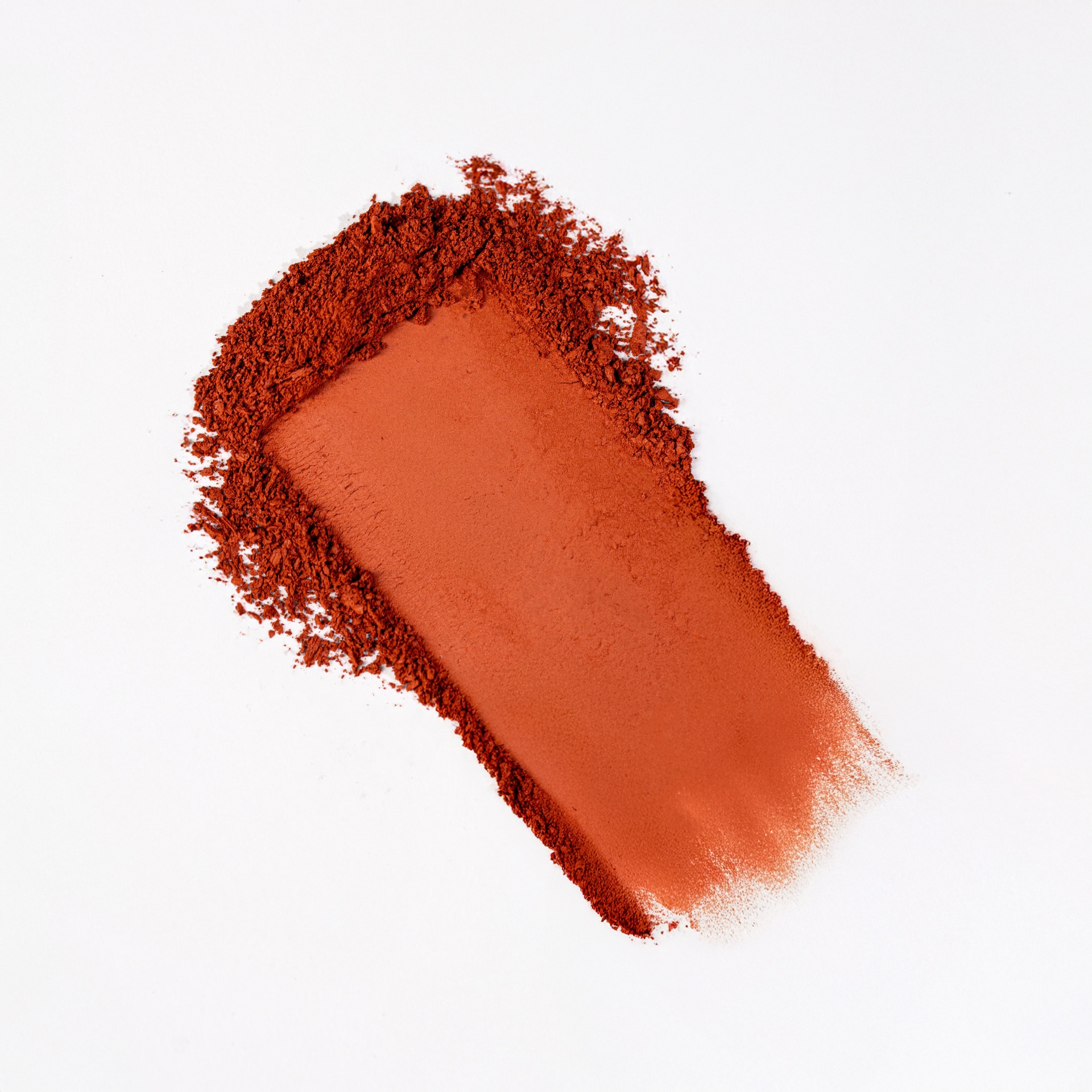 Blush Compacto Lara Beauty Pó compacto vermelho com textura fina sobre fundo branco