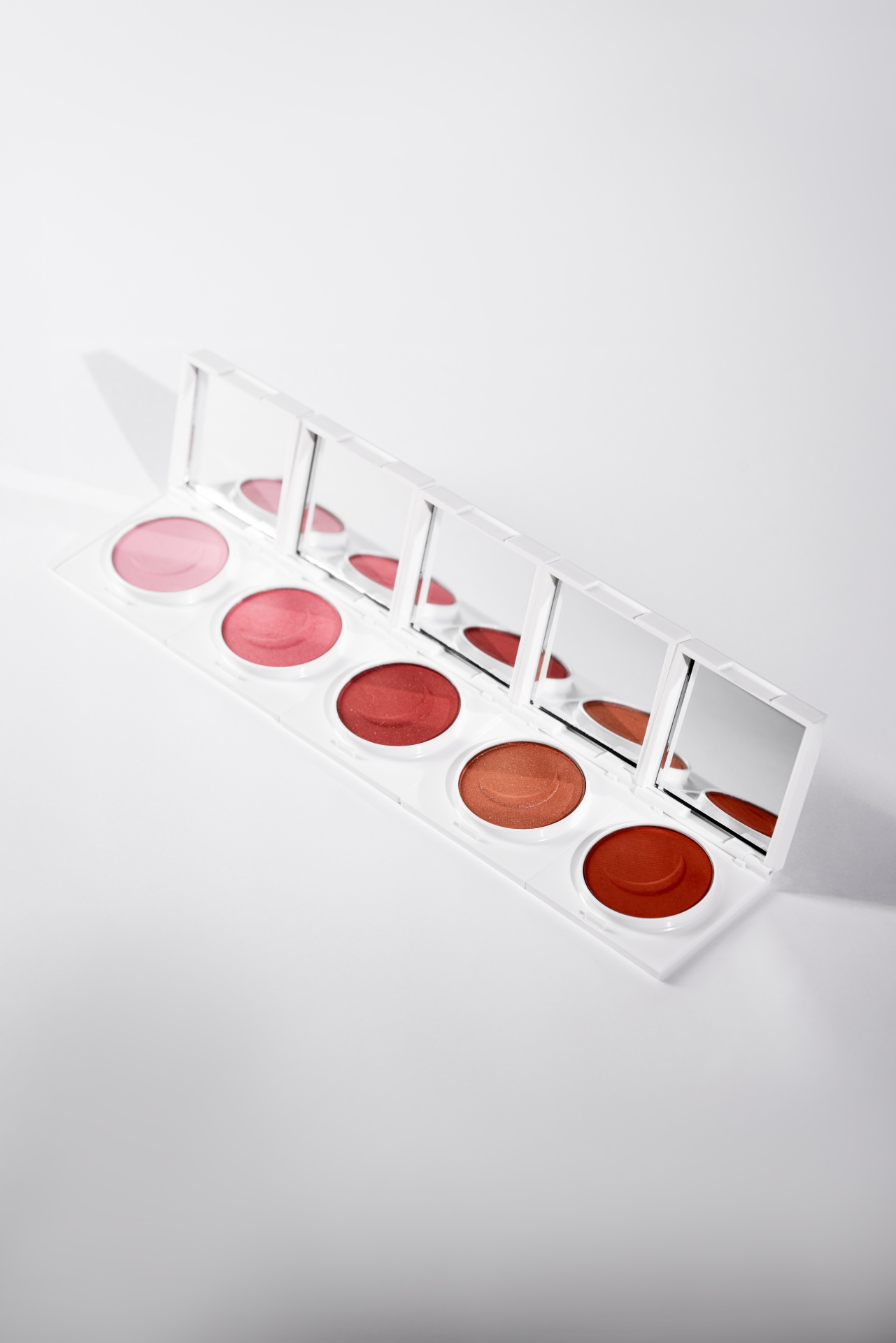 Blush Compacto Lara Beauty Paleta de blush com cinco tons diferentes em estojo branco com espelhos.