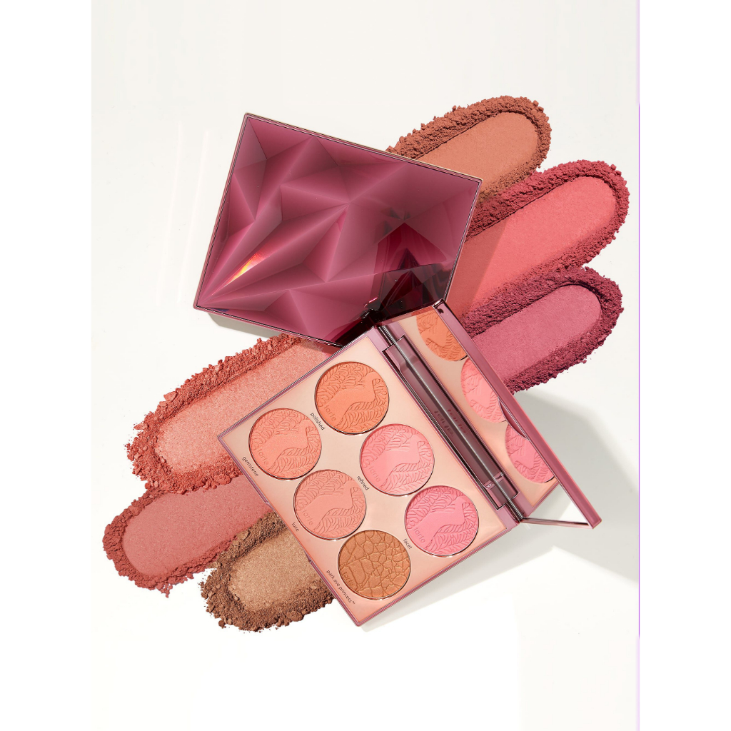 Paleta de Blush Precious Gems Amazonian Clay Cheek Tarte Paleta de blush com vários tons rosados e castanhos, pincel e estojo rosa metálico sobre fundo branco