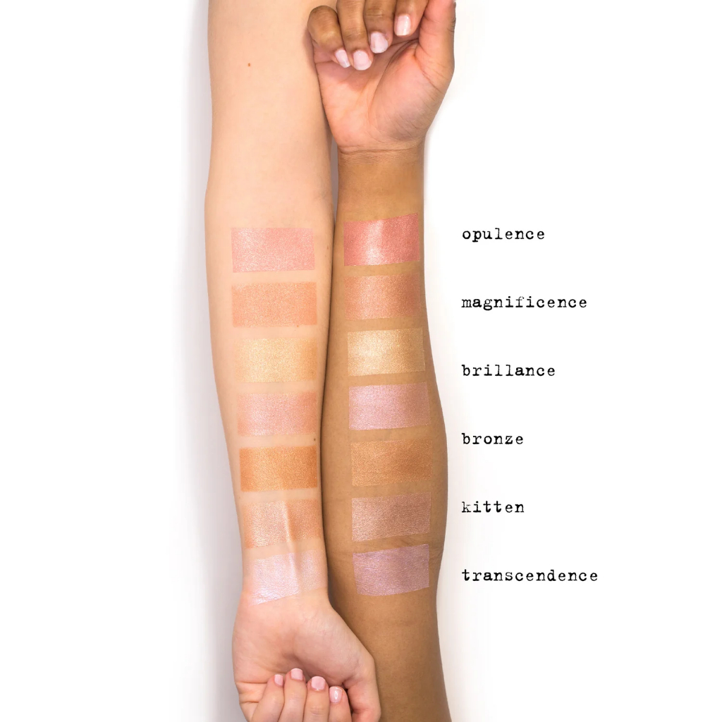 Iluminador Heaven's Hue Highlighter Stila Swatches de maquilhagem em dois braços de diferentes tons de pele com nomes das cores