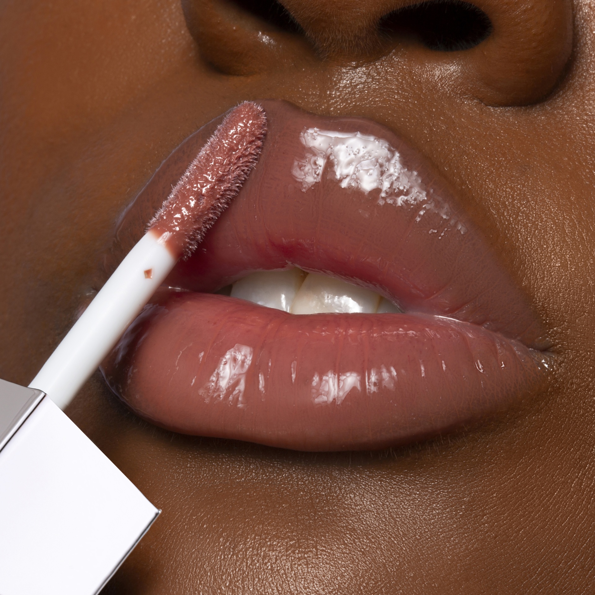Gloss Lara Beauty Lábios castanhos brilhantes com gloss nude e aplicador branco