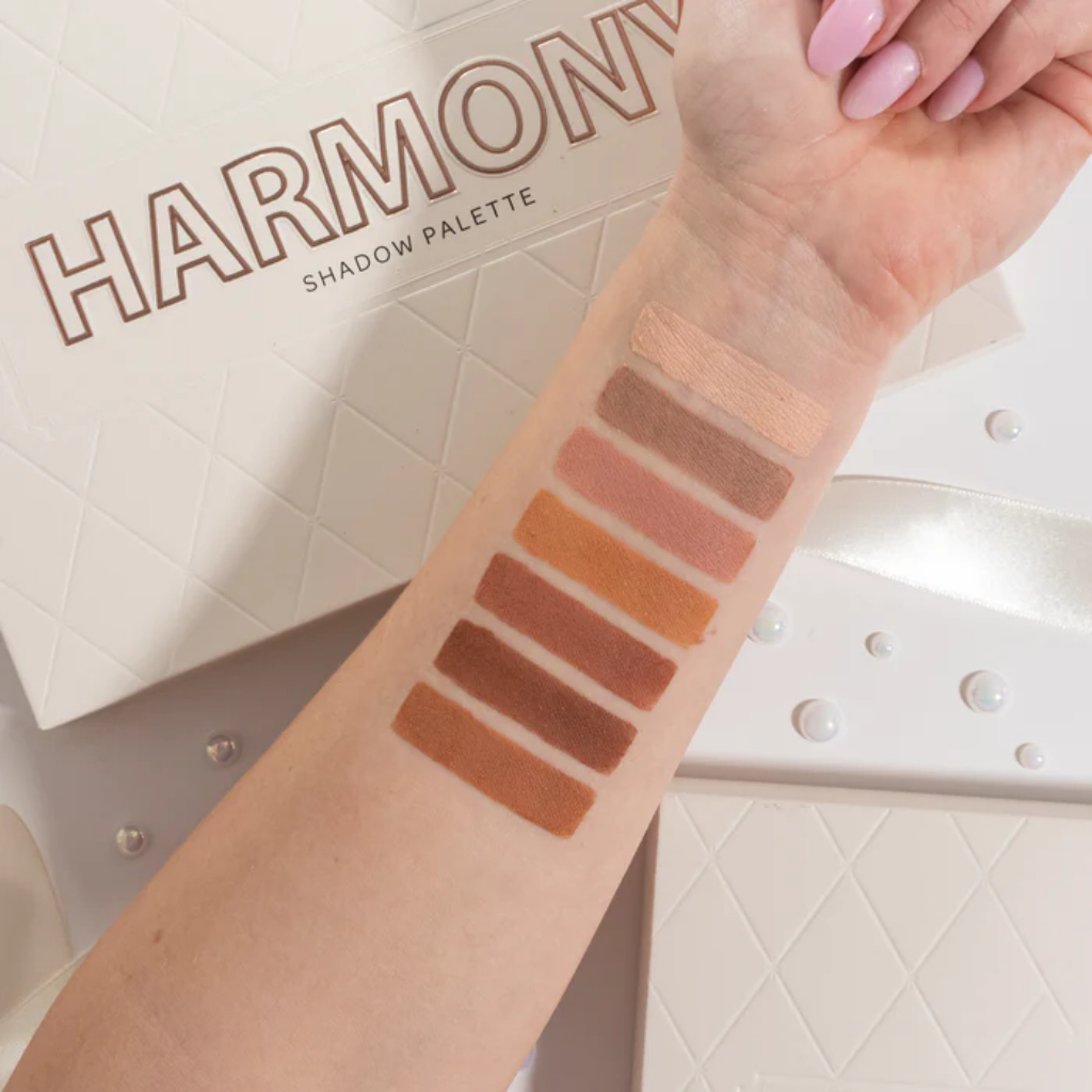 Paleta de Sombras Harmony BPerfect Paleta de sombras Harmony com sete tons neutros e quentes aplicados no braço