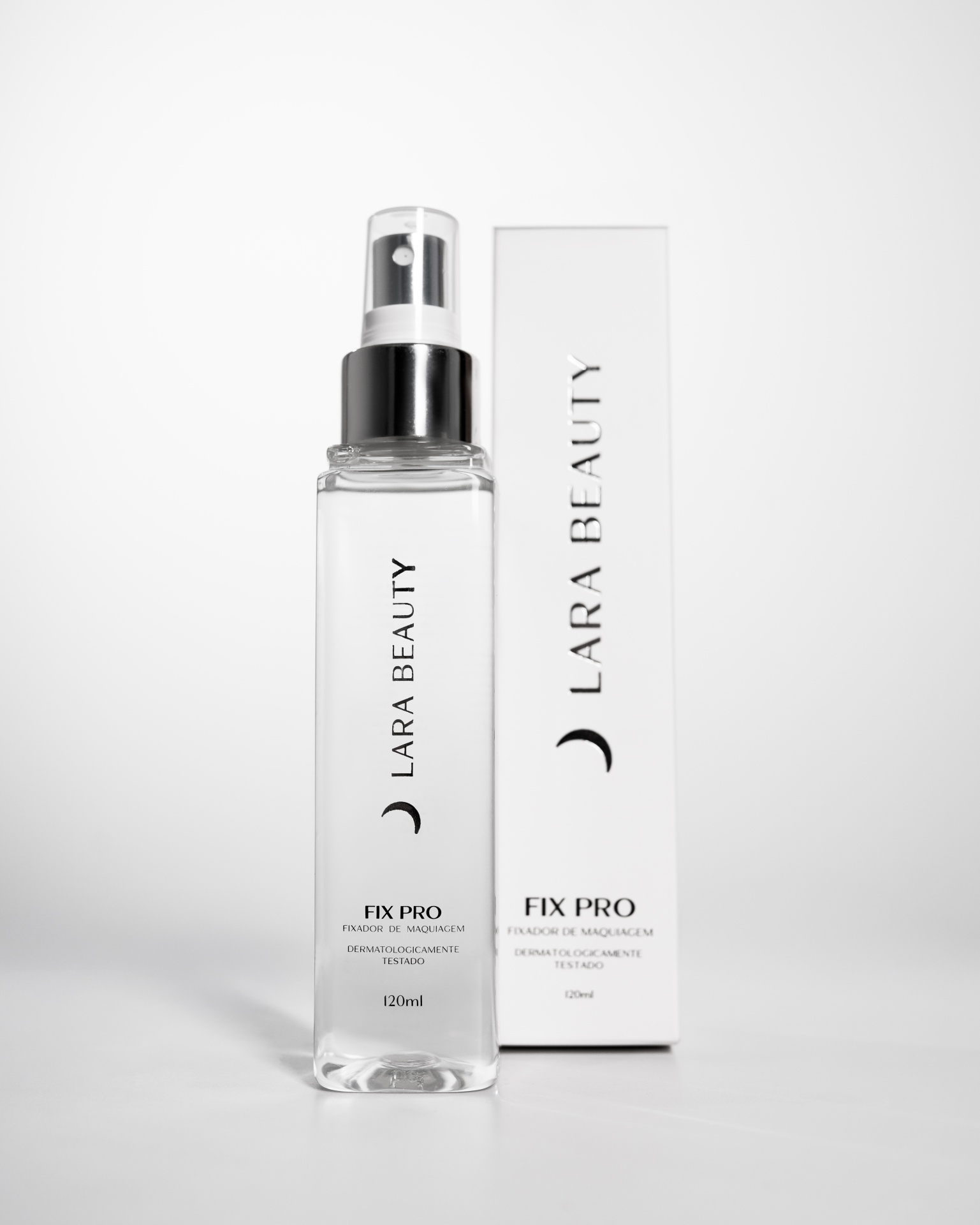 Fix Pro Fixador de Maquilhagem 120ML Lara Beauty Frasco de spray transparente fixador de maquilhagem da marca LARA BEAUTY com caixa branca ao fundo.