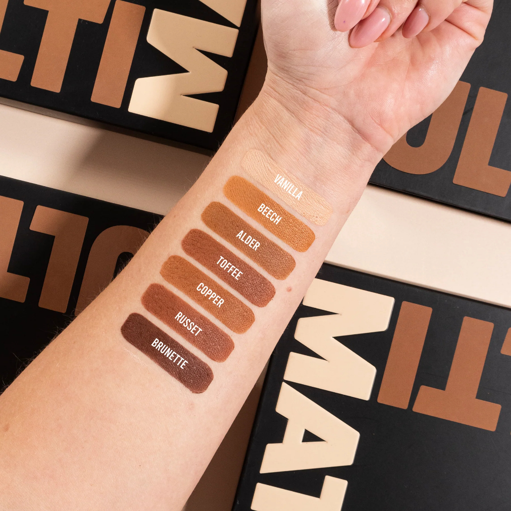 Paleta de Sombras Ultimattes BPerfect Amostras de maquilhagem em diferentes tons num braço masculino