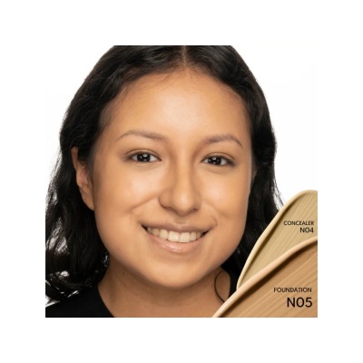 Mulher com maquilhagem neutra e amostras de corretor e base em tons bege