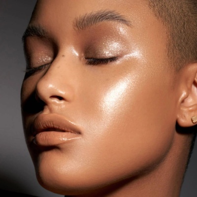 Rosto feminino com maquilhagem brilhante e pele luminosa