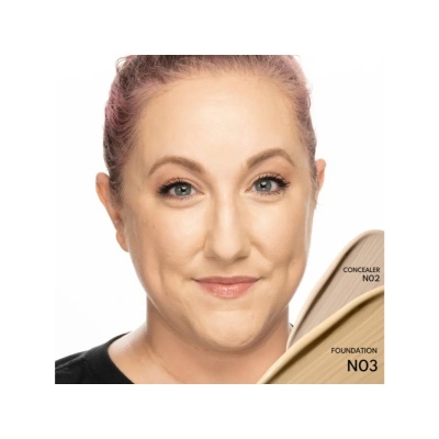 Rosto feminino com amostras de base e corretor de maquiagem em tons bege