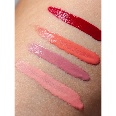 Amostras de batom em pele com quatro cores distintas