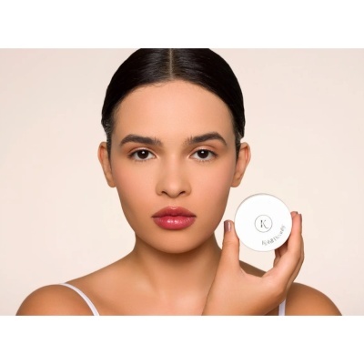 Mulher segura pote branco de cosmético Kocostar