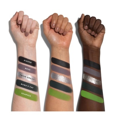 braços com amostras de maquilhagem em cinco cores distintas etiquetadas