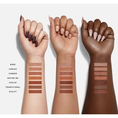 Três braços com diferentes tons de base aplicados em faixas no antebraço.